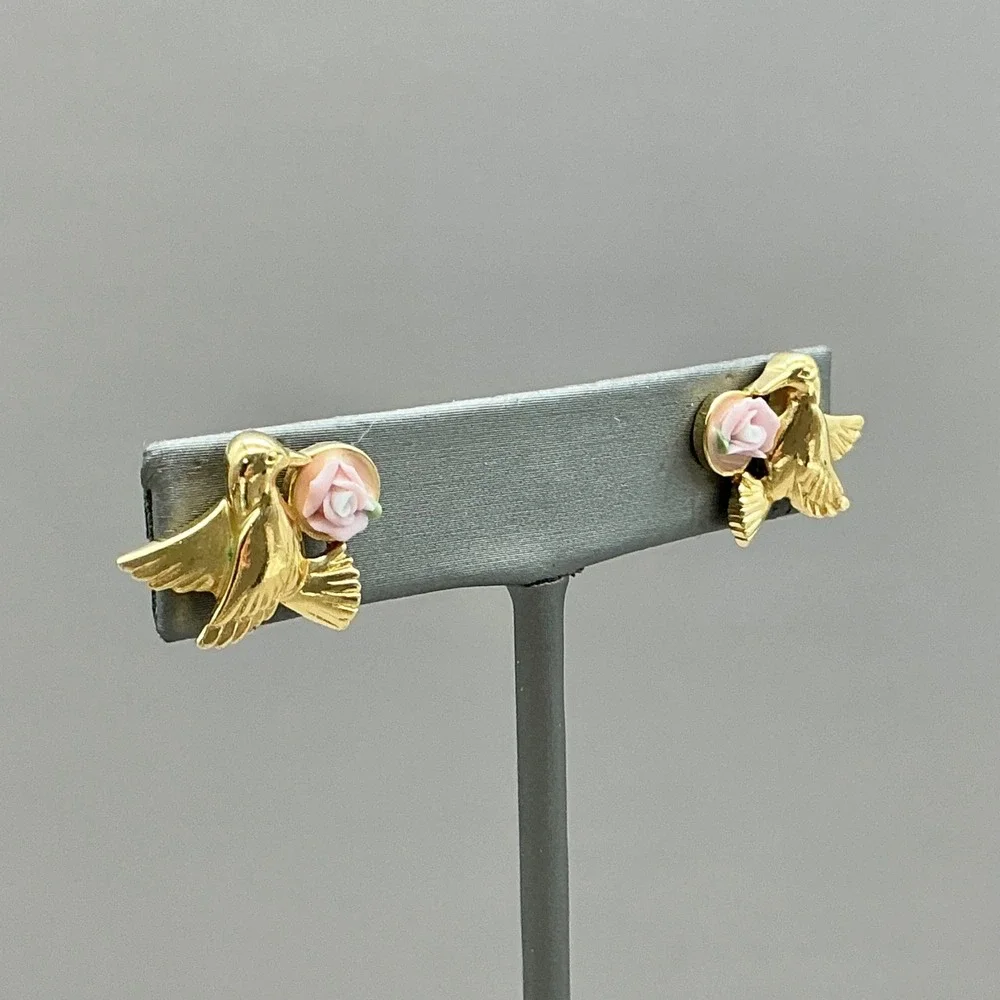 Avon Earrings Womens Gold Tone Hummingbird Pink Porcelain Rose Studs 0.75 In